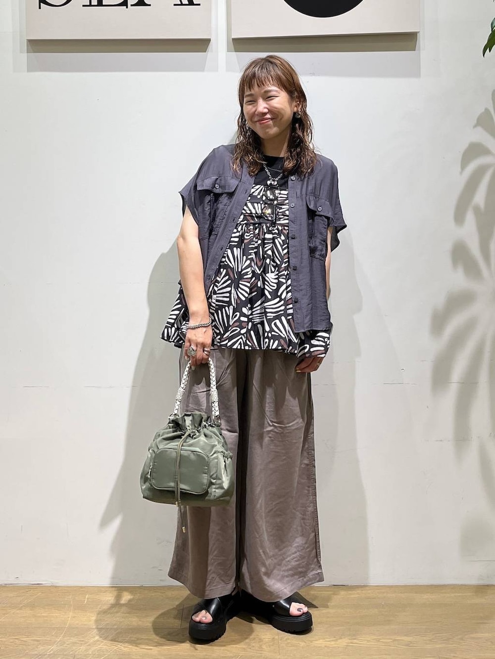 ブラウン系のその他パンツ、グレー系のシャツ/ブラウス、ブラック系のTシャツ/カットソーを着用したレディースの夏コーディネートの5枚目の写真