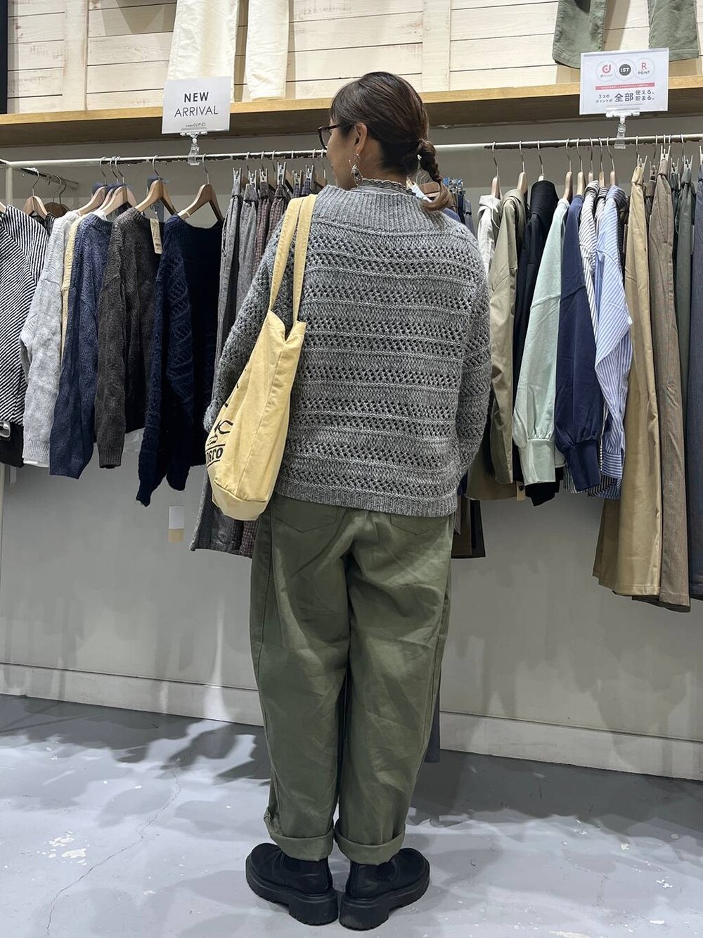 グリーン系のその他パンツ、その他のTシャツ/カットソー、イエロー系のトートバッグを着用したレディースの秋コーディネートの3枚目の写真