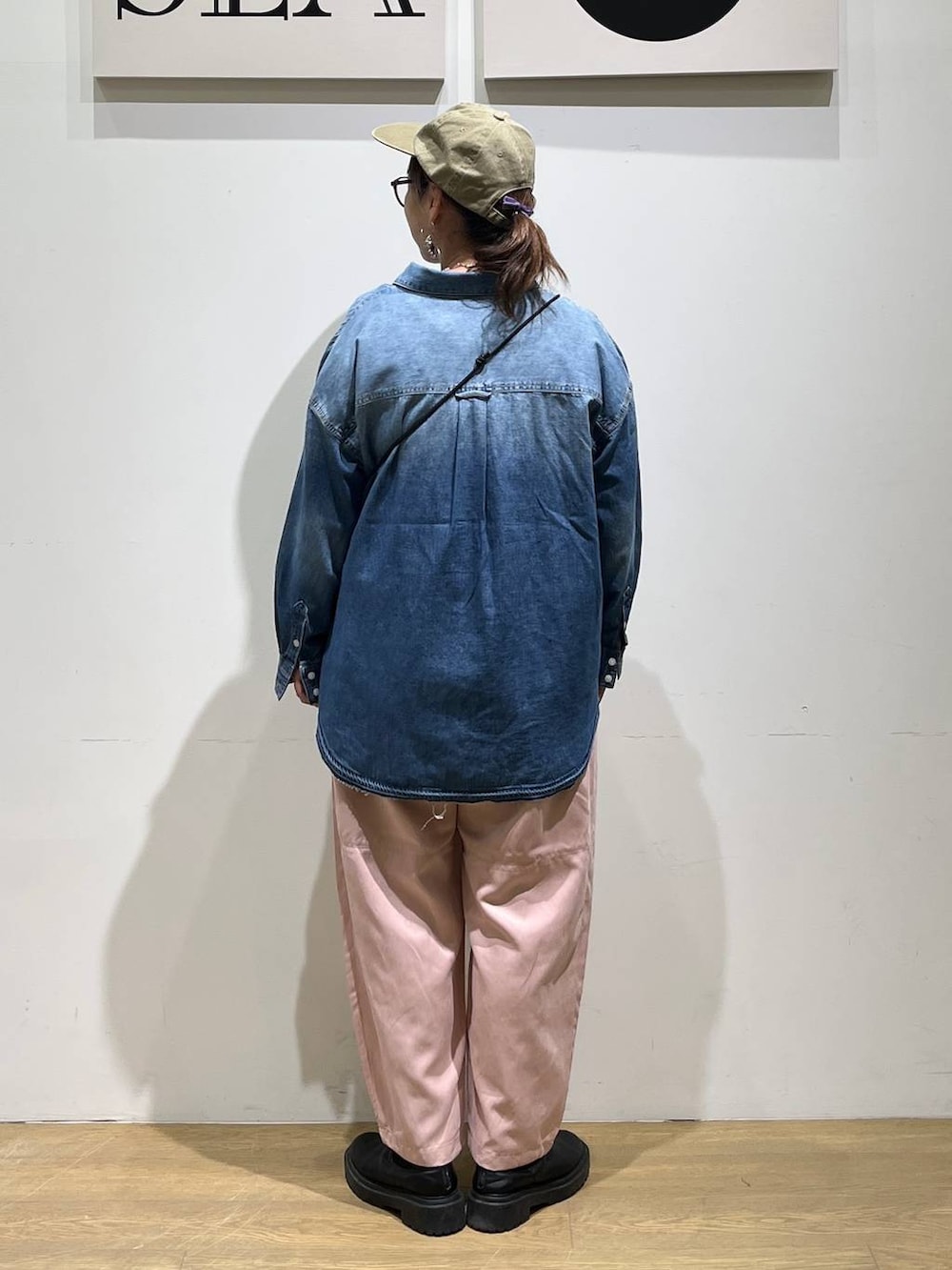 ブラウン系のショルダーバッグ、グレー系のTシャツ/カットソー、ブルー系のシャツ/ブラウスを着用したレディースの秋コーディネートの3枚目の写真