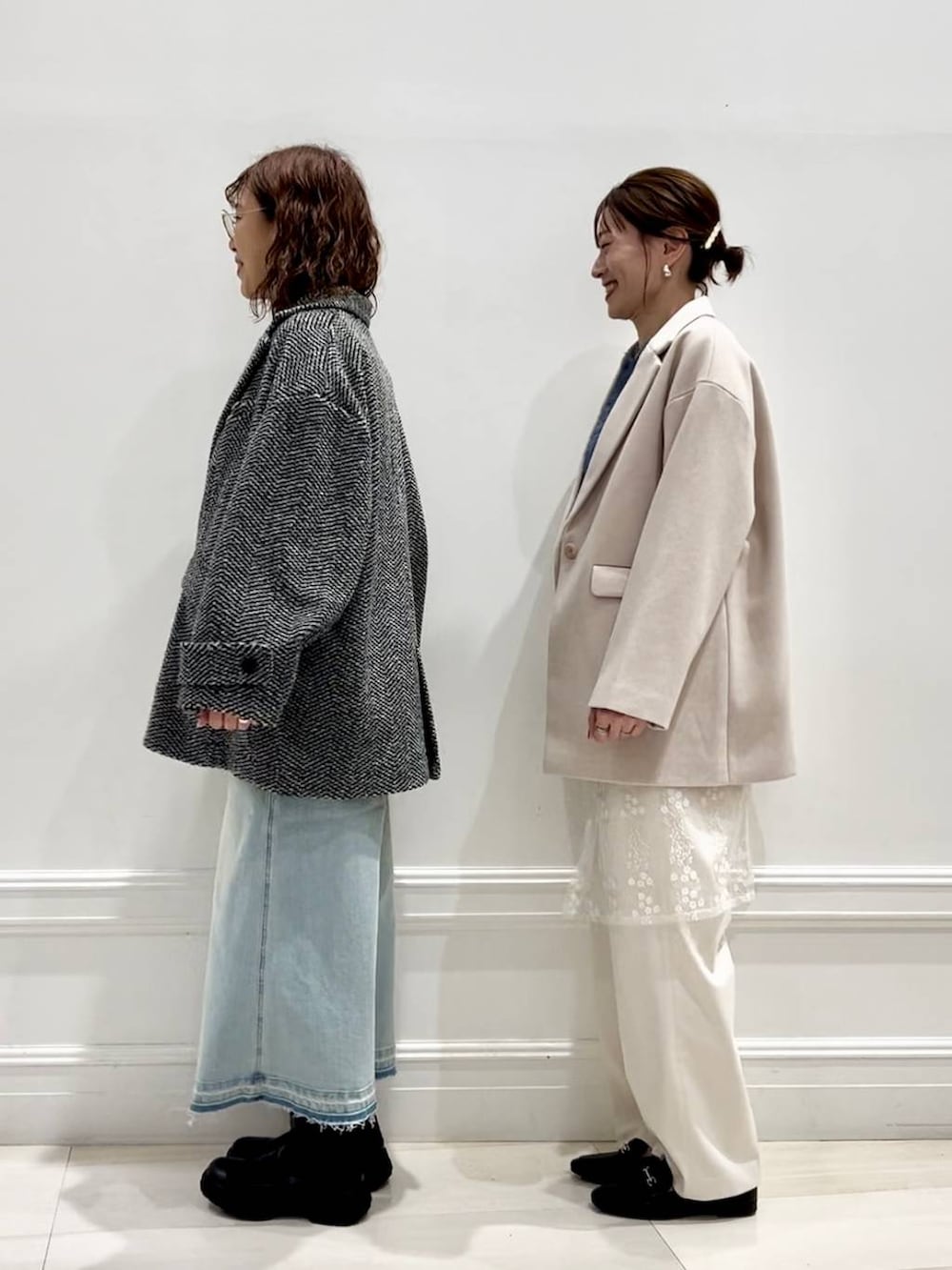 ホワイト系のその他パンツ、ベージュ系のテーラードジャケット、ブルー系のデニムスカートを着用したレディースの秋コーディネートの2枚目の写真
