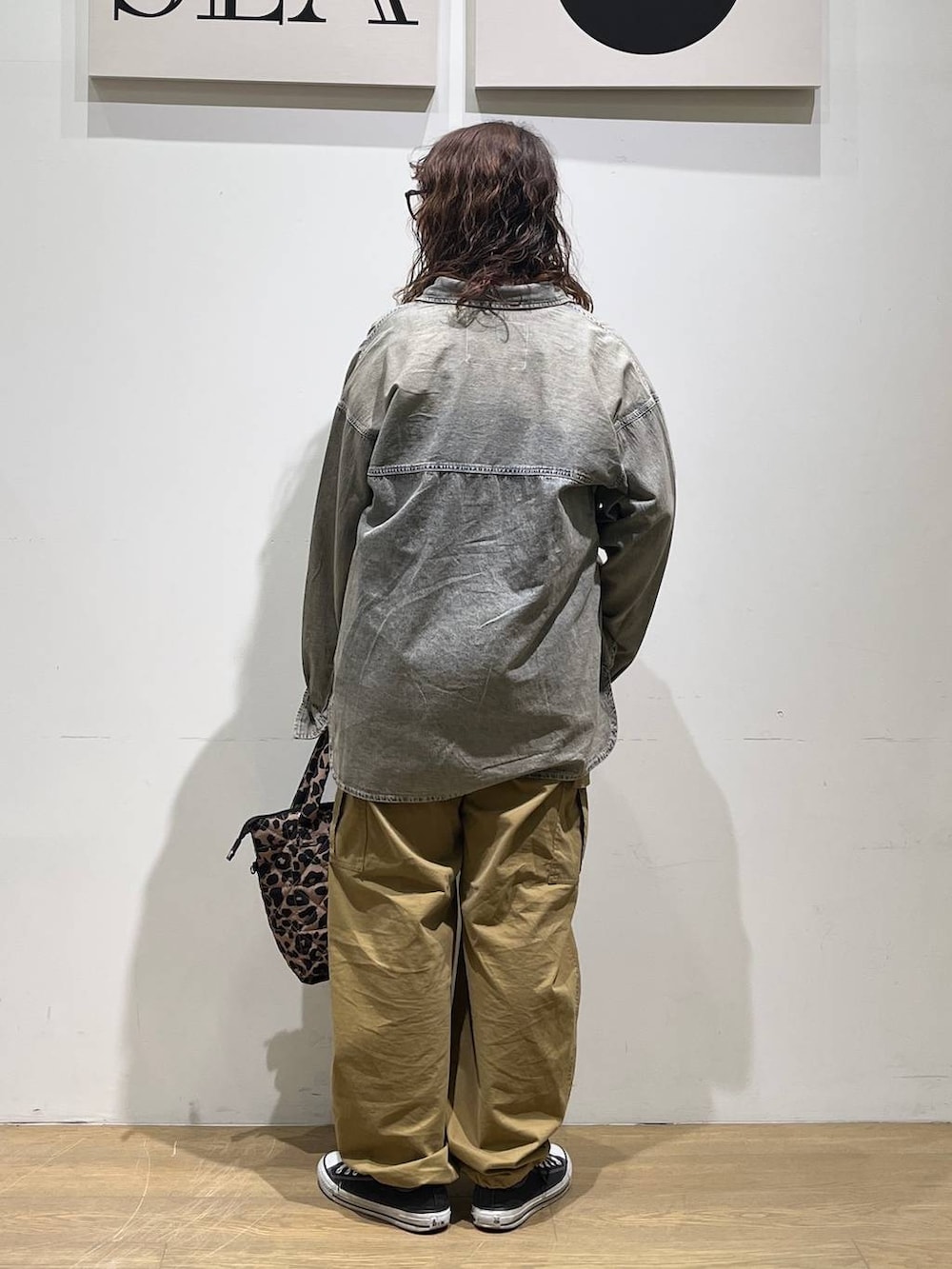 レッド系のTシャツ/カットソー、ベージュ系のカーゴパンツ、ブルー系のシャツ/ブラウスを着用したレディースの冬コーディネートの3枚目の写真