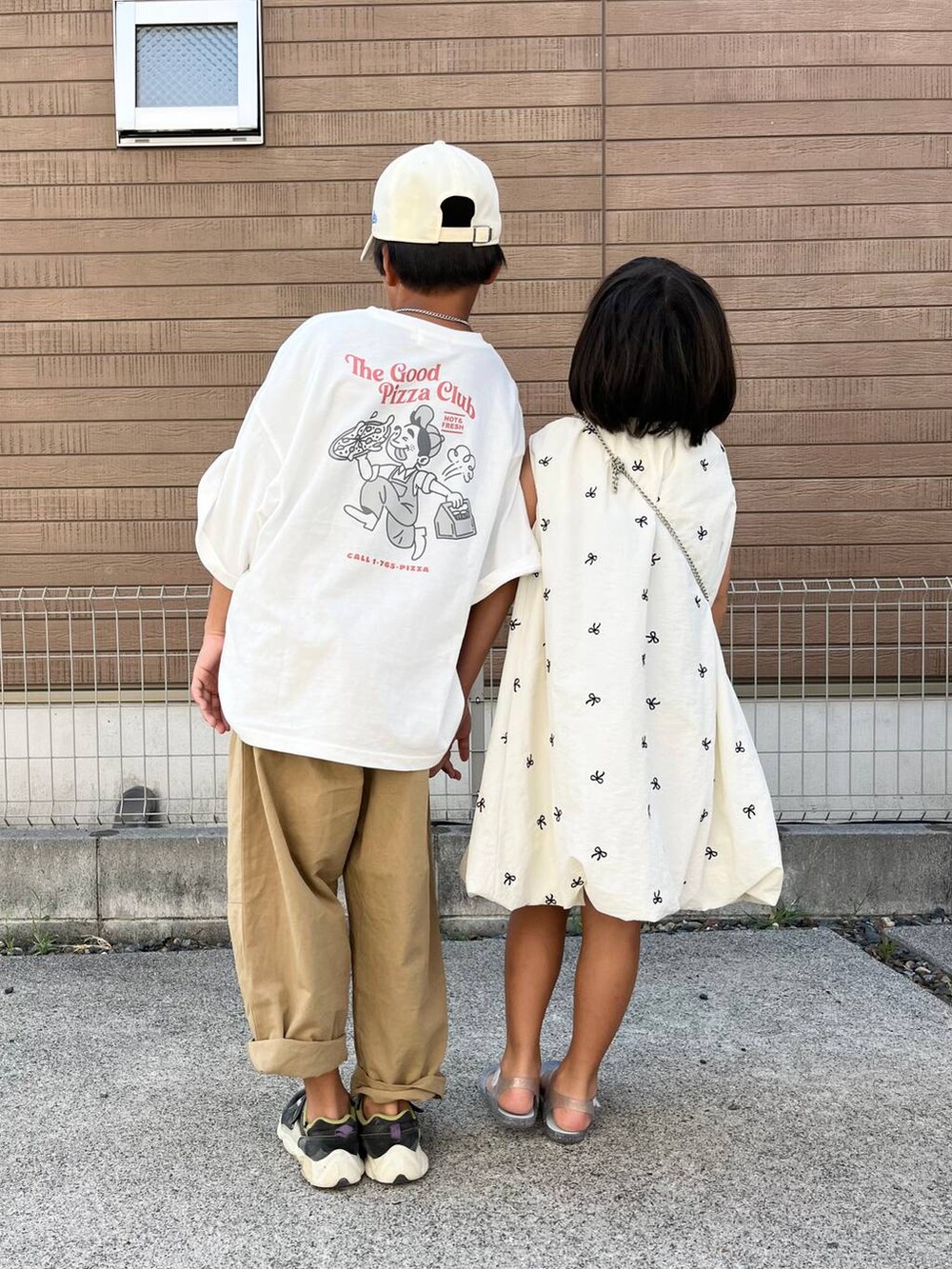 ブラック系のショルダーバッグ、ブルー系のサンダル、ホワイト系のワンピースを着用したレディースの夏コーディネートの2枚目の写真