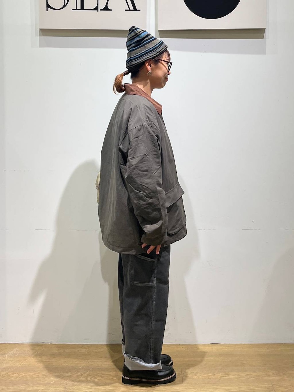「ナチュラル、ゆったり、ユニセックス、BAYFLOW、カジュアル、カジュアルコーデ、秋コーデ、ママコーデ」｜「BAYFLOWの【Autumn/Winter】BOUNCYCLEペインターパンツ（その他パンツ、ブラック系）」を使った、mocoさん（レディース・165cm）の秋コーディネートの3枚目の写真