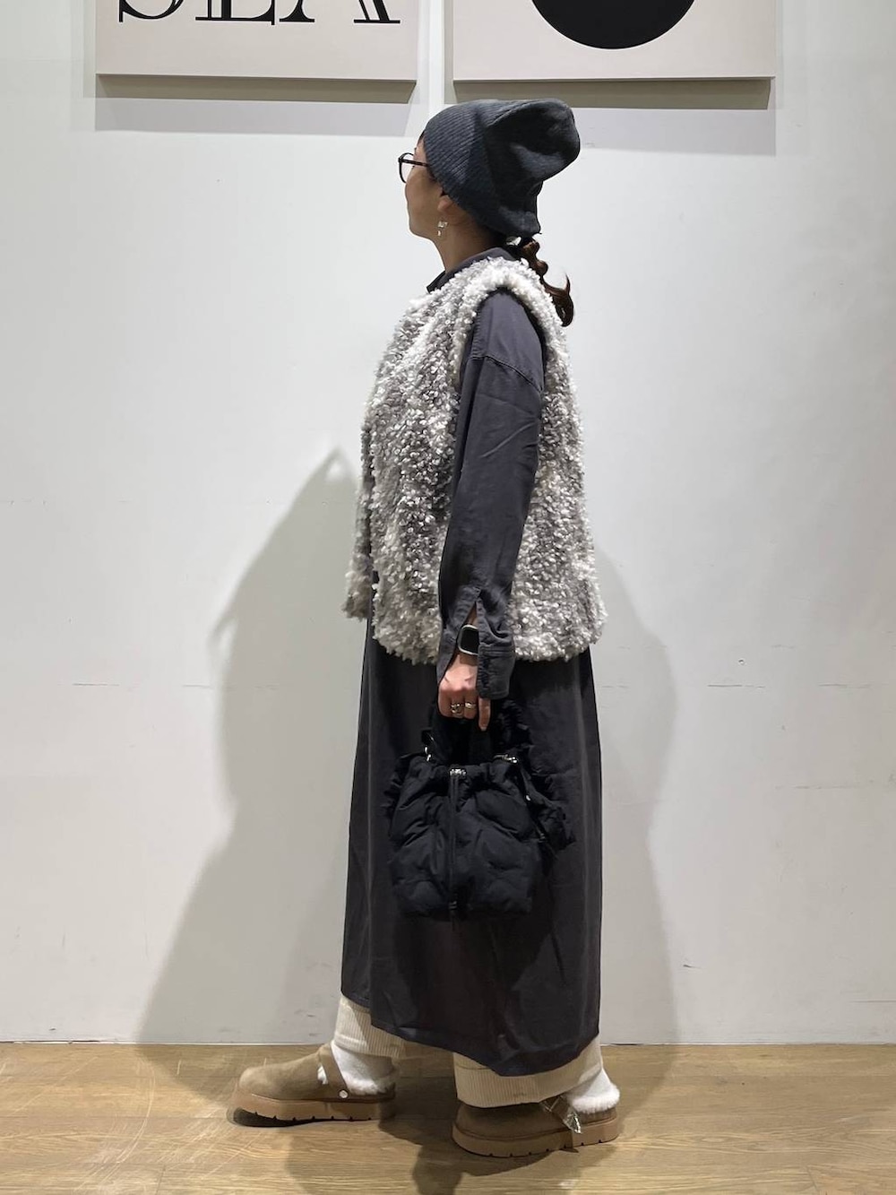 グレー系のシャツワンピース、ホワイト系のその他パンツ、ベージュ系のその他シューズを着用したレディースの秋コーディネートの2枚目の写真
