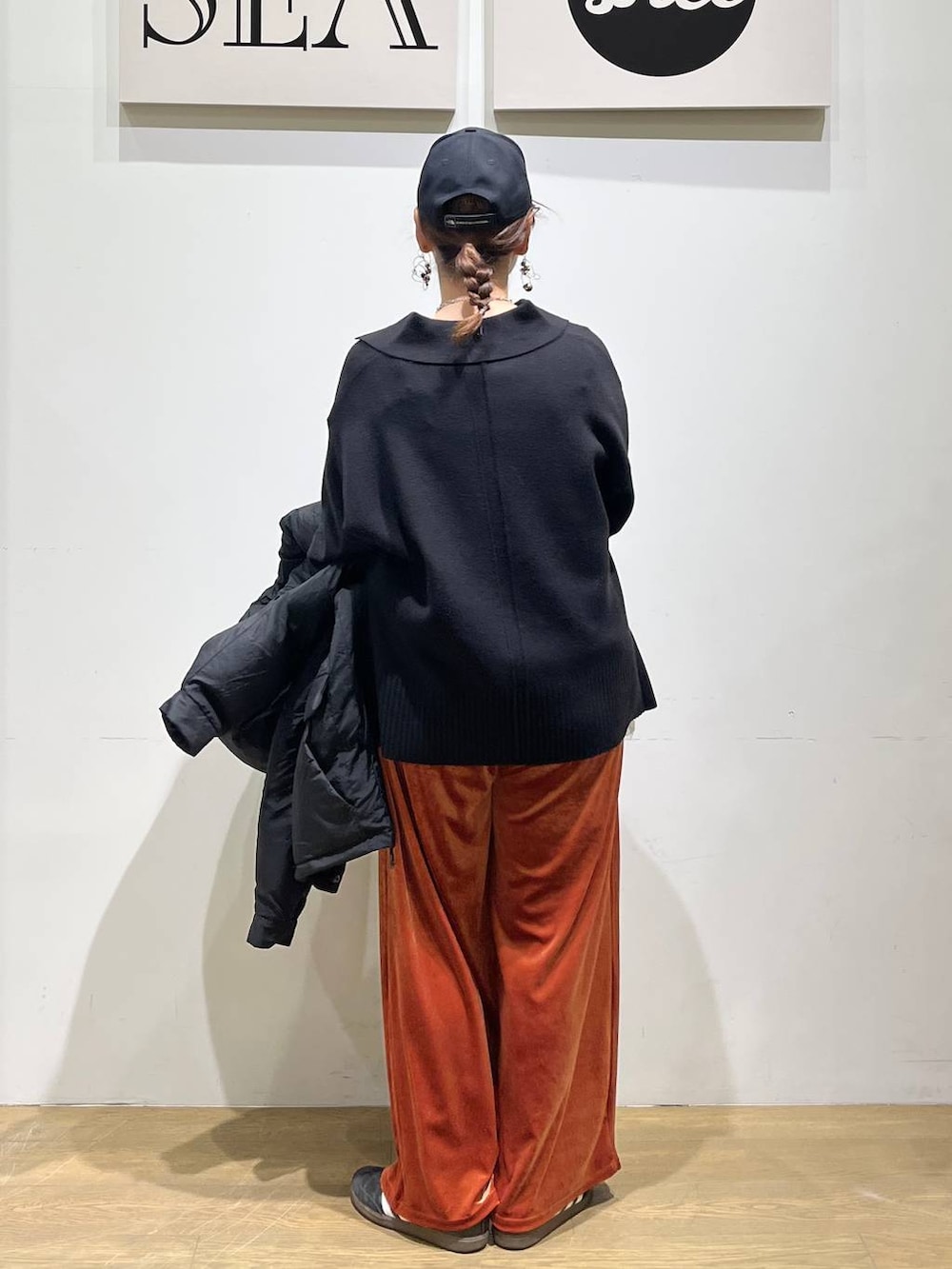 ブラック系のダウンジャケット/コート、レッド系のその他パンツ、ブラック系のボストンバッグを着用したレディースの冬コーディネートの3枚目の写真