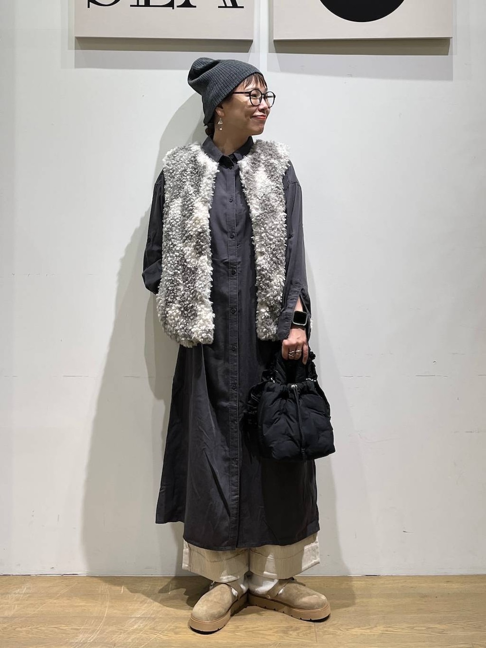グレー系のシャツワンピース、ホワイト系のその他パンツ、ベージュ系のその他シューズを着用したレディースの秋コーディネートの7枚目の写真