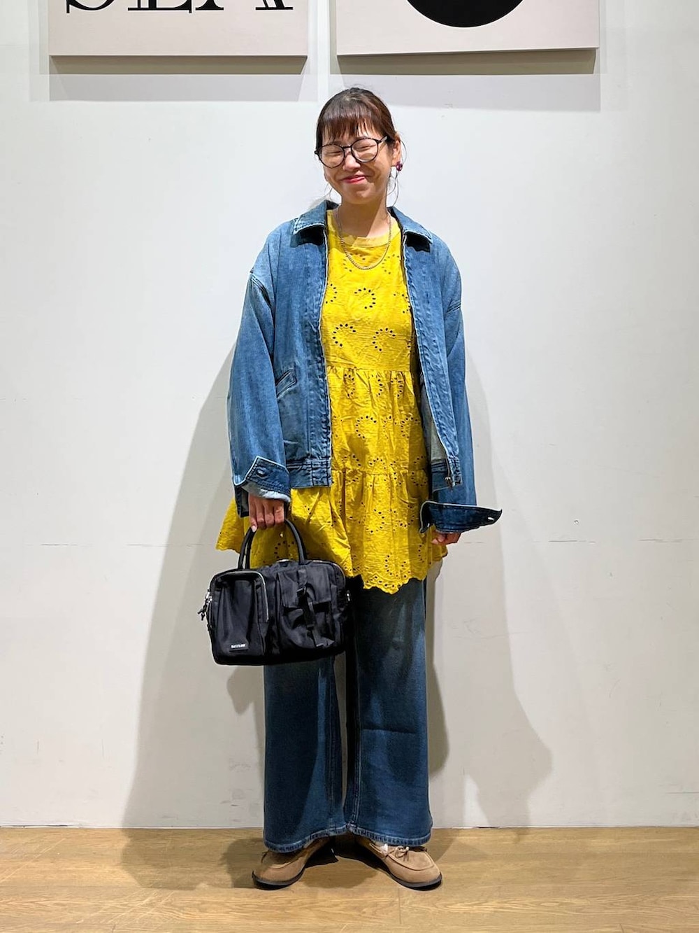 「ナチュラル、ゆったり、ユニセックス、BAYFLOW、カジュアル、カジュアルコーデ、秋コーデ、ママコーデ、セットアップ」｜「BAYFLOWの[500mlのペットボトルも入る]フロントＷポケットボストンバッグ（ハンドバッグ、ブラック系）」を使った、mocoさん（レディース・165cm）の夏コーディネートの5枚目の写真