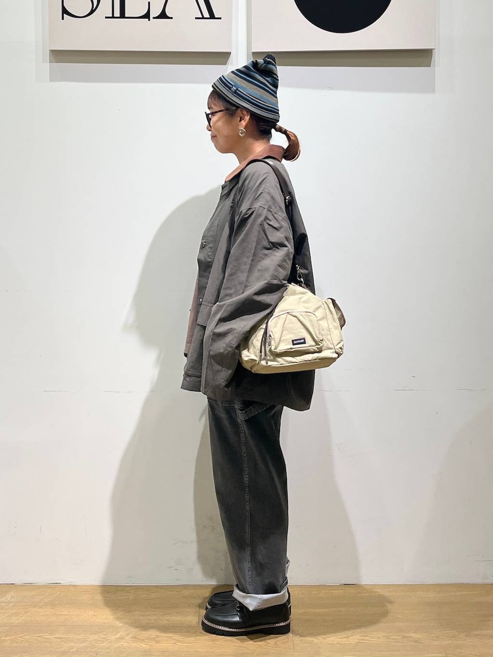 「ナチュラル、ゆったり、ユニセックス、BAYFLOW、カジュアル、カジュアルコーデ、秋コーデ、ママコーデ」｜「BAYFLOWの【Autumn/Winter】BOUNCYCLEペインターパンツ（その他パンツ、ブラック系）」を使った、mocoさん（レディース・165cm）の秋コーディネートの2枚目の写真