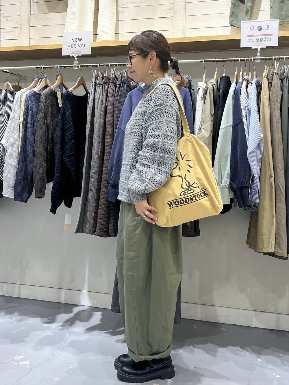 グリーン系のその他パンツ、その他のTシャツ/カットソー、イエロー系のトートバッグを着用したレディースの秋コーディネートの2枚目の写真
