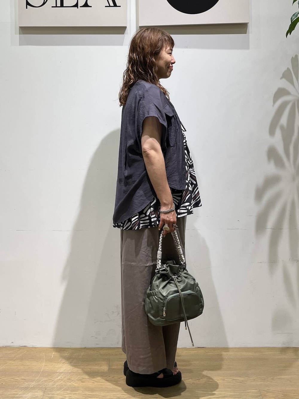 ブラウン系のその他パンツ、グレー系のシャツ/ブラウス、ブラック系のTシャツ/カットソーを着用したレディースの夏コーディネートの4枚目の写真