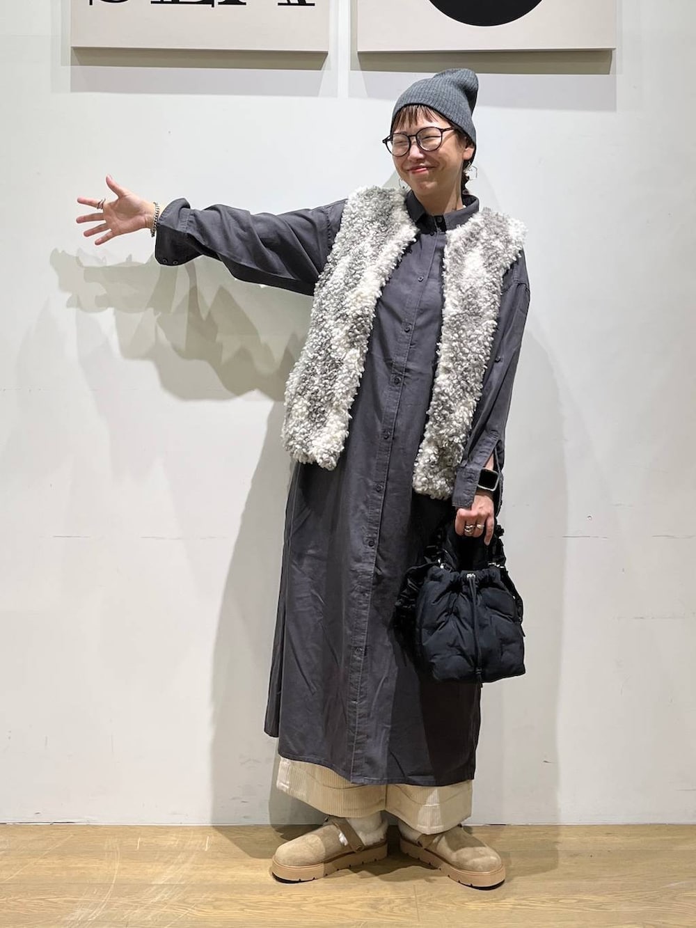グレー系のシャツワンピース、ホワイト系のその他パンツ、ベージュ系のその他シューズを着用したレディースの秋コーディネートの5枚目の写真