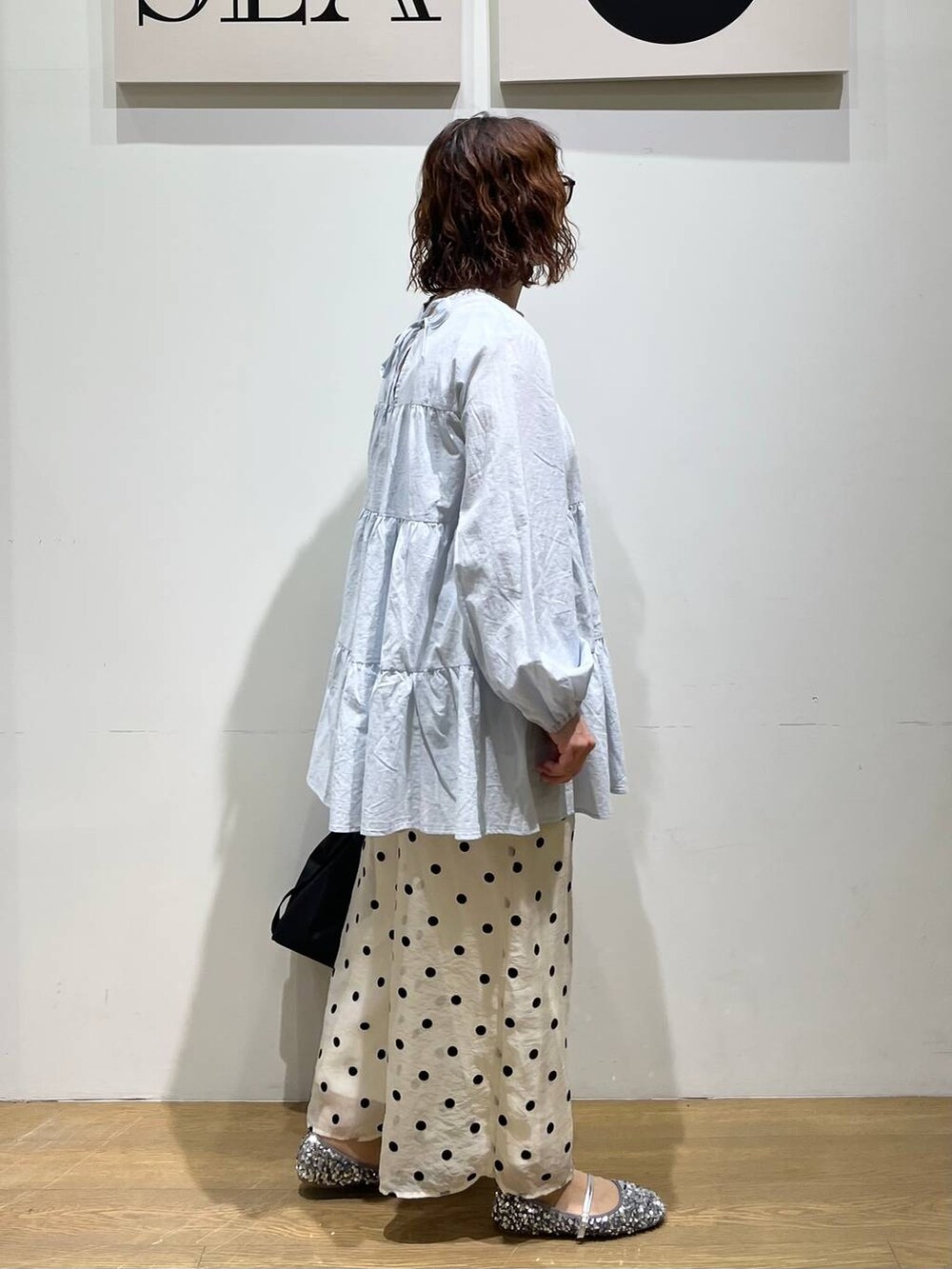 「BAYFLOWJEANS_BAYFLOW、カジュアル、水着、BAYFLOW、ガーリー、ナチュラル、ゆったり、ユニセックス」|「BAYFLOWのフレフィットスパンメリージェーン(バレエシューズ、シルバー系)」を使った、mocoさん(レディース・165cm)の春コーディネートの3枚目の写真
