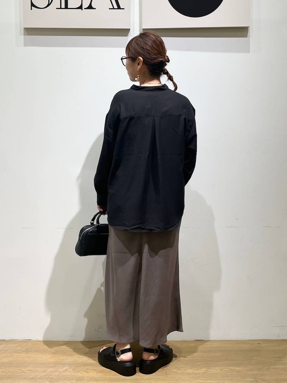 「ナチュラル、ゆったり、ユニセックス、BAYFLOW、カジュアル、カジュアルコーデ、夏コーデ、ママコーデ、秋コーデ」｜「BAYFLOWのラスターバイアスナロースカート（スカート、ブラウン系）」を使った、mocoさん（レディース・165cm）の夏コーディネートの3枚目の写真
