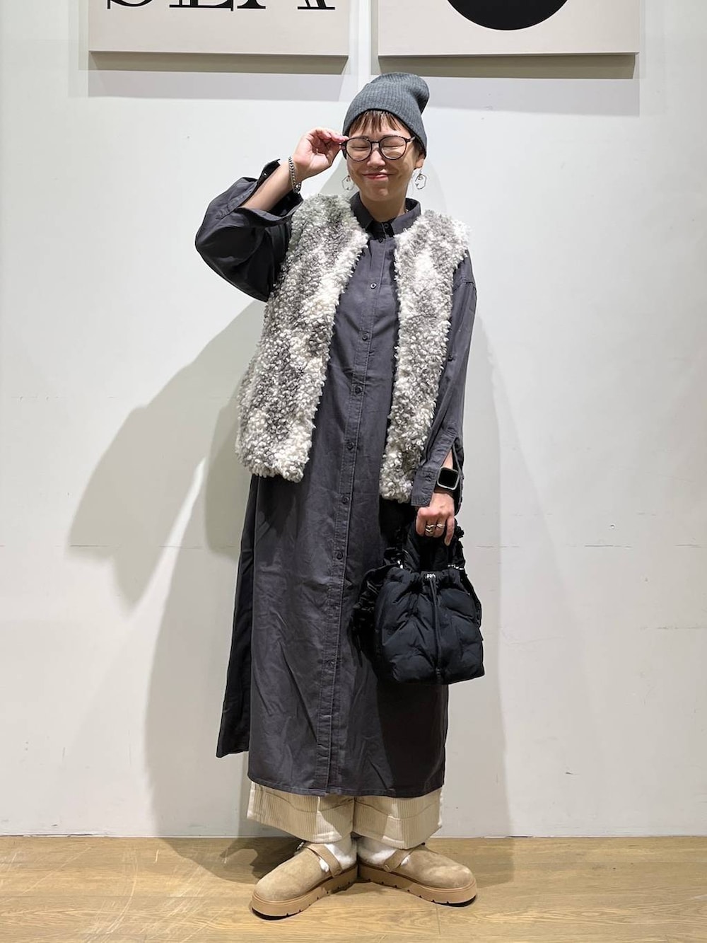 グレー系のシャツワンピース、ホワイト系のその他パンツ、ベージュ系のその他シューズを着用したレディースの秋コーディネートの6枚目の写真