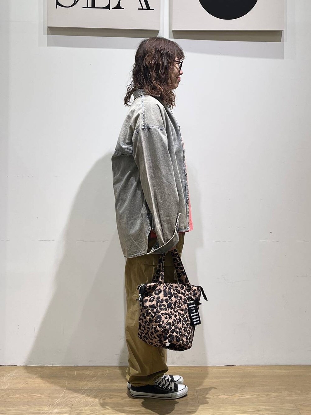 レッド系のTシャツ/カットソー、ベージュ系のカーゴパンツ、ブルー系のシャツ/ブラウスを着用したレディースの冬コーディネートの4枚目の写真