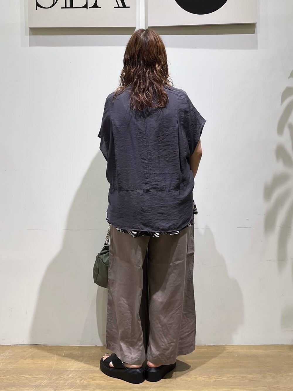 ブラウン系のその他パンツ、グレー系のシャツ/ブラウス、ブラック系のTシャツ/カットソーを着用したレディースの夏コーディネートの3枚目の写真