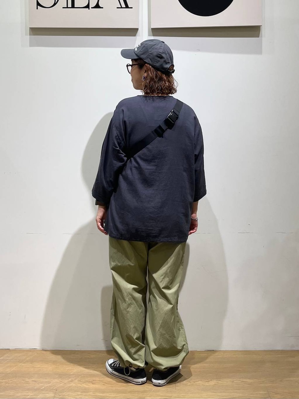 「ナチュラル、ゆったり、ユニセックス、BAYFLOW、カジュアル、カジュアルコーデ、春コーデ、メンズライク」｜「niko and...のオリジナルラージボストン伊達メガネ（メガネ、ブラウン系）」を使った、mocoさん（レディース・165cm）の春コーディネートの3枚目の写真