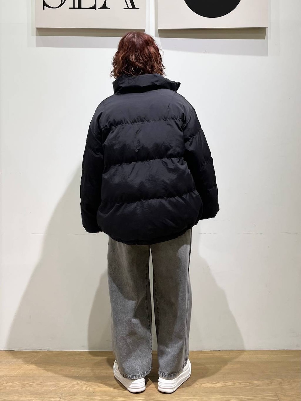 ホワイト系のスニーカー、グレー系のスウェット、ブラック系のショルダーバッグを着用したレディースの冬コーディネートの5枚目の写真