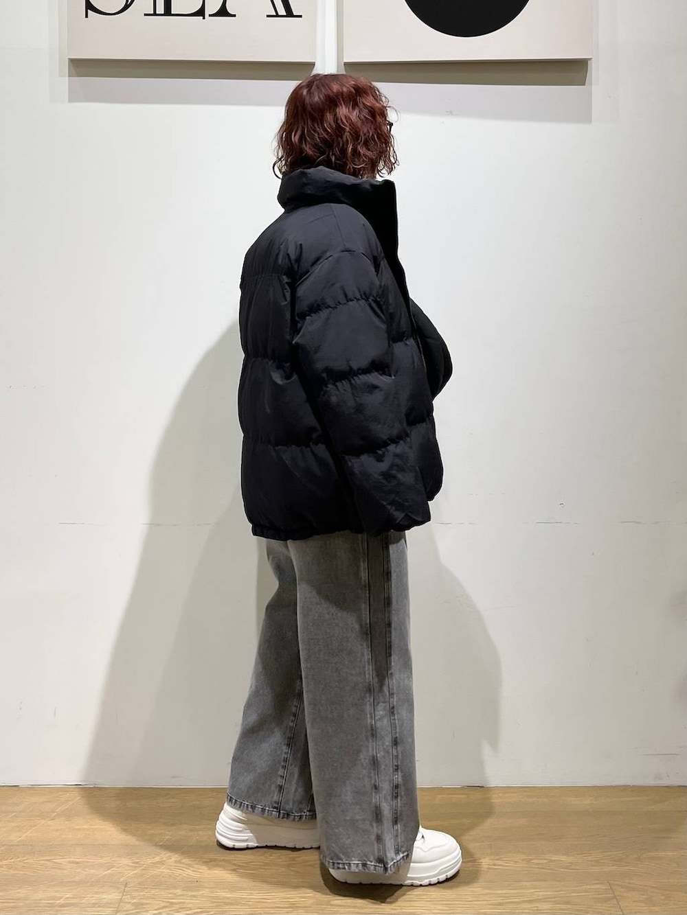 ホワイト系のスニーカー、グレー系のスウェット、ブラック系のショルダーバッグを着用したレディースの冬コーディネートの6枚目の写真