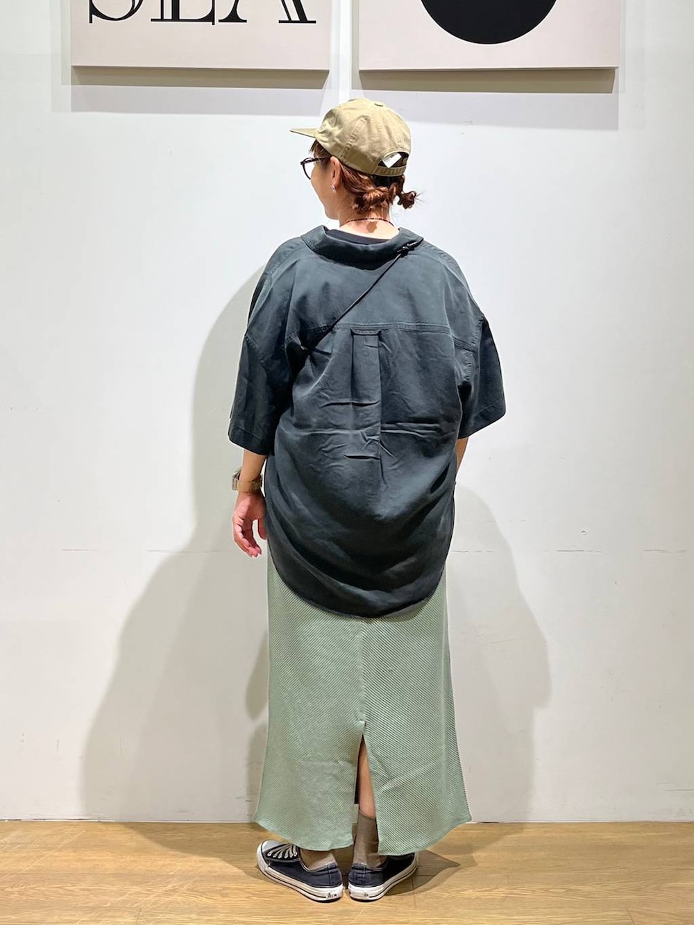 「ナチュラル、ゆったり、ユニセックス、BAYFLOW、カジュアル、カジュアルコーデ、夏コーデ、ママコーデ」｜「BAYFLOWの[スマホ・カード収納可♪]多機能ライトミニショルダー2（ショルダーバッグ、ブラウン系）」を使った、mocoさん（レディース・165cm）の夏コーディネートの3枚目の写真