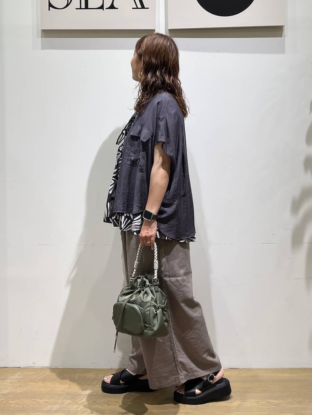 ブラウン系のその他パンツ、グレー系のシャツ/ブラウス、ブラック系のTシャツ/カットソーを着用したレディースの夏コーディネートの2枚目の写真