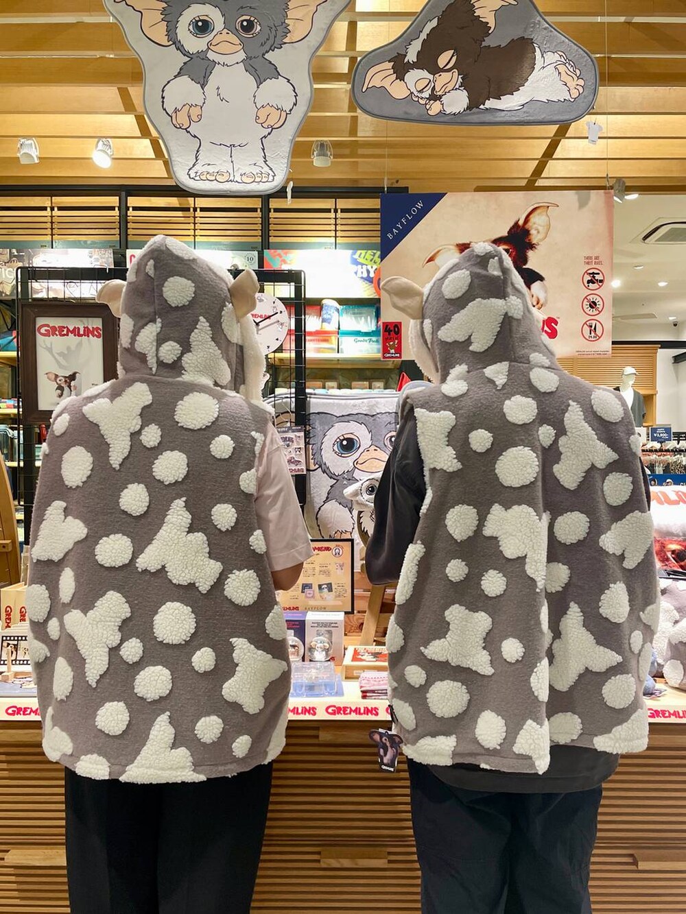 グレー系のシャツ/ブラウス、ピンク系のTシャツ/カットソー、グレー系のベストを着用したレディースの夏コーディネートの2枚目の写真