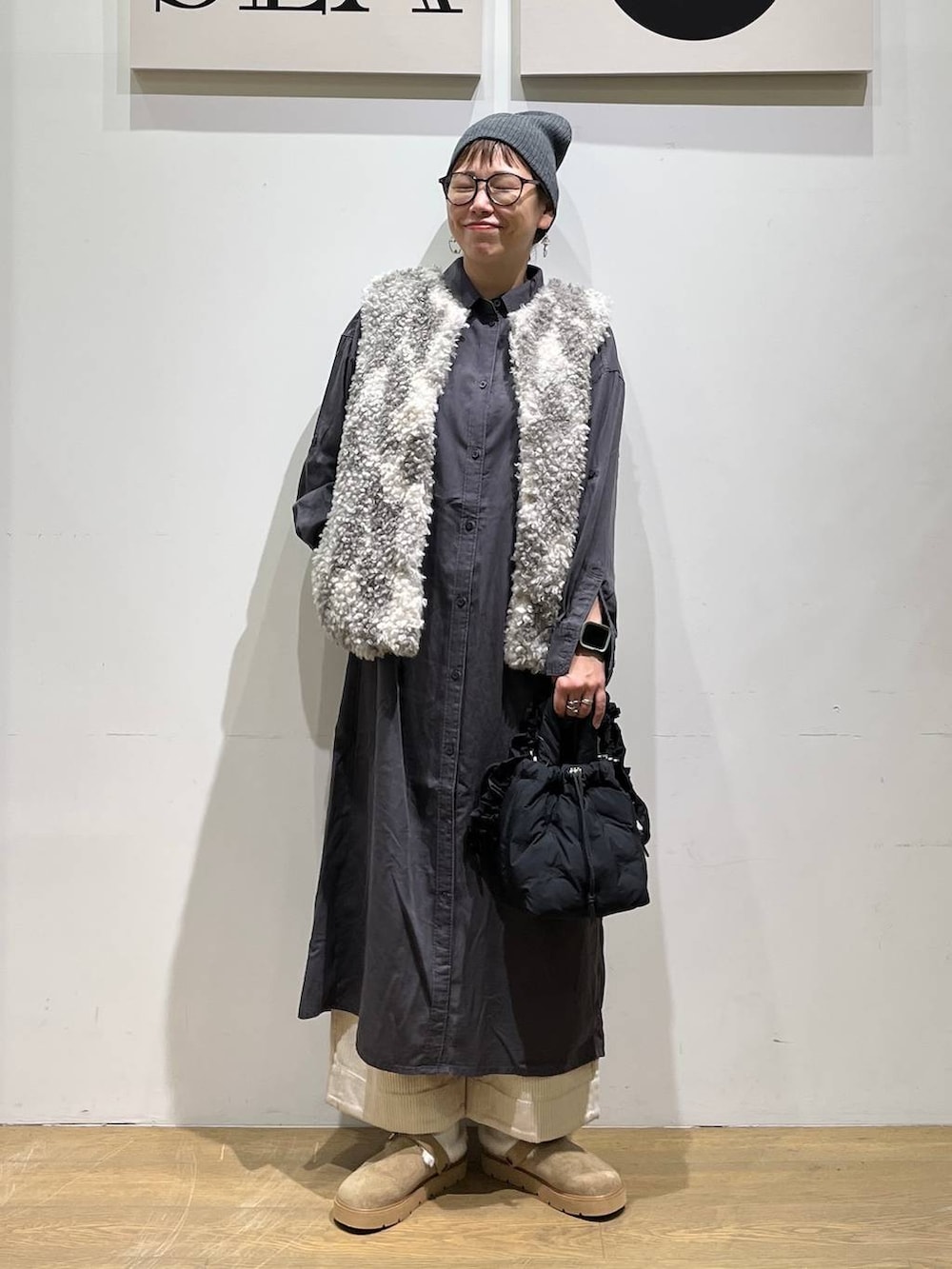 グレー系のシャツワンピース、ホワイト系のその他パンツ、ベージュ系のその他シューズを着用したレディースの秋コーディネートの8枚目の写真