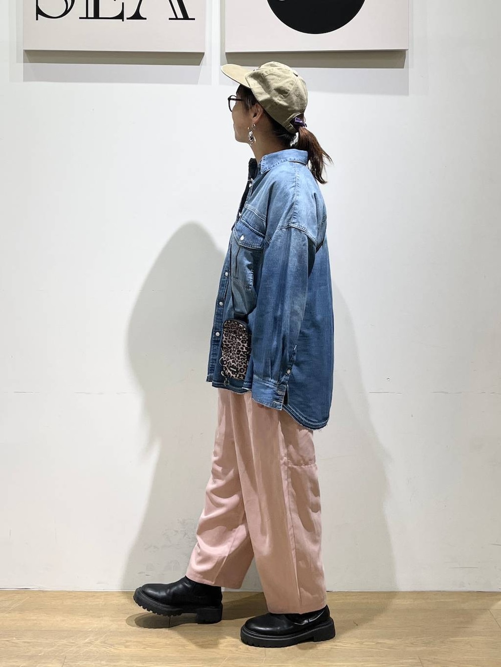 ブラウン系のショルダーバッグ、グレー系のTシャツ/カットソー、ブルー系のシャツ/ブラウスを着用したレディースの秋コーディネートの2枚目の写真