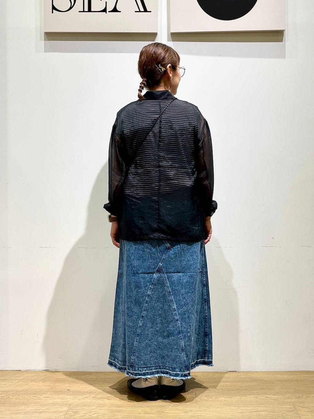 ブラック系のショルダーバッグ、ブラック系のTシャツ/カットソー、ブラック系のテーラードジャケットを着用したレディースの夏コーディネートの3枚目の写真
