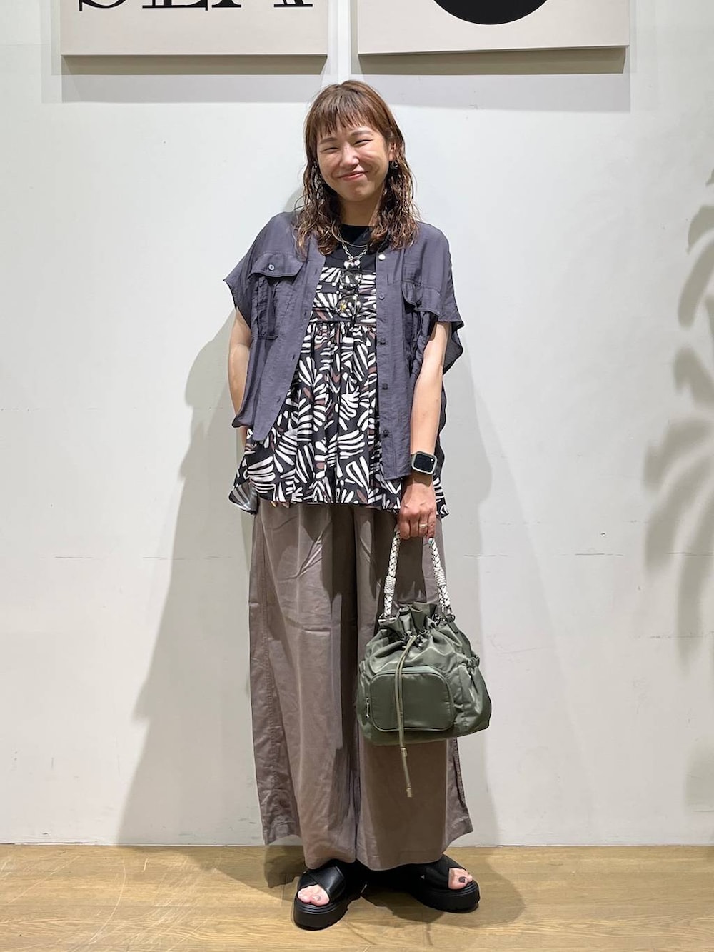ブラウン系のその他パンツ、グレー系のシャツ/ブラウス、ブラック系のTシャツ/カットソーを着用したレディースの夏コーディネートの6枚目の写真