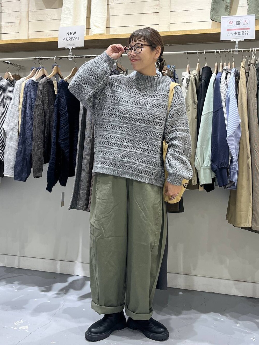 グリーン系のその他パンツ、その他のTシャツ/カットソー、イエロー系のトートバッグを着用したレディースの秋コーディネートの5枚目の写真