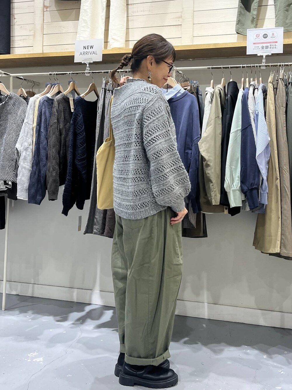 グリーン系のその他パンツ、その他のTシャツ/カットソー、イエロー系のトートバッグを着用したレディースの秋コーディネートの4枚目の写真