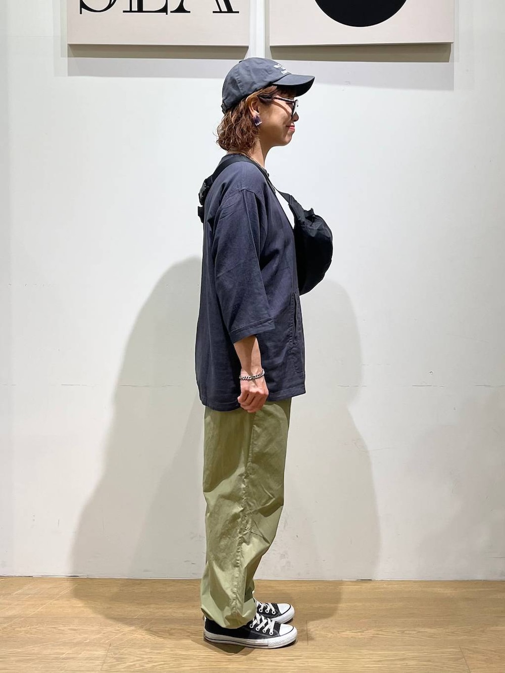 「ナチュラル、ゆったり、ユニセックス、BAYFLOW、カジュアル、カジュアルコーデ、春コーデ、メンズライク」｜「niko and...のオリジナルラージボストン伊達メガネ（メガネ、ブラウン系）」を使った、mocoさん（レディース・165cm）の春コーディネートの4枚目の写真