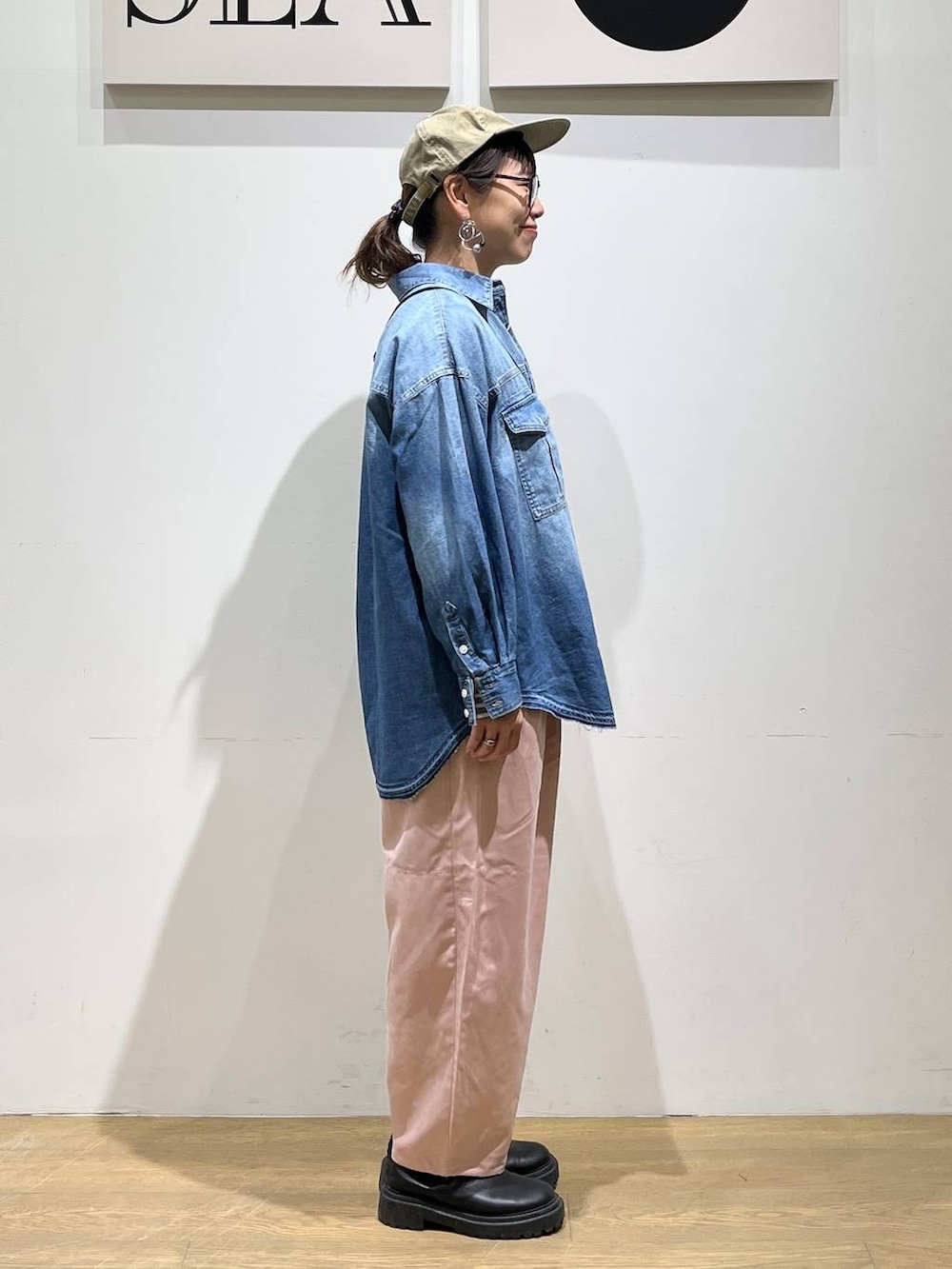 ブラウン系のショルダーバッグ、グレー系のTシャツ/カットソー、ブルー系のシャツ/ブラウスを着用したレディースの秋コーディネートの4枚目の写真