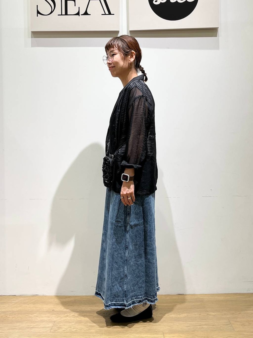 ブラック系のショルダーバッグ、ブラック系のTシャツ/カットソー、ブラック系のテーラードジャケットを着用したレディースの夏コーディネートの2枚目の写真