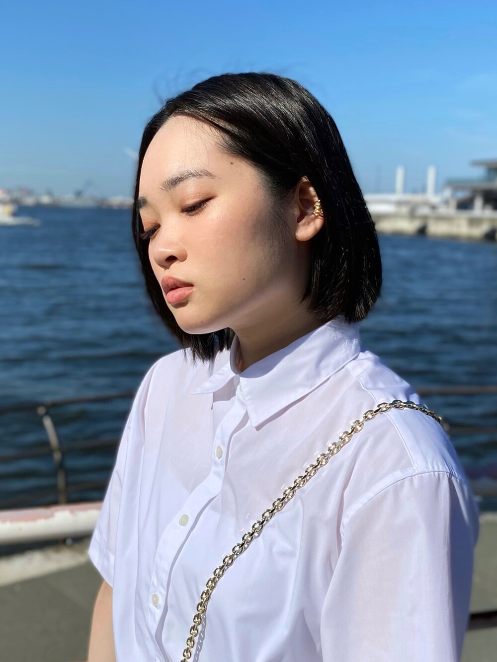 「夏コーデ、お出かけコーデ、サンダルコーデ、シンプルスタイル、モノトーン、きれいめカジュアル、シャツスタイル、カーゴパンツ、ミニバッグ、スポーツサンダル、UNIQLO、NIKE、Maison Margiela、今日のコスメと服、このスタイルがお気に入り」｜「UNIQLOのアイテム（カーゴパンツ、ブラック系）」を使った、タカラさん（骨格ストレート・レディース・164cm）の夏コーディネートの2枚目の写真