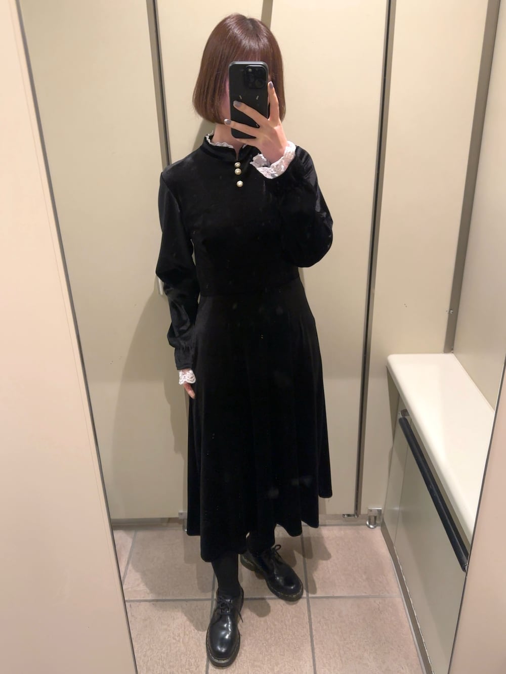 ブラック系のその他シューズ、ブルー系のトートバッグ、その他のトレンチコートを着用したレディースの春コーディネートの2枚目の写真