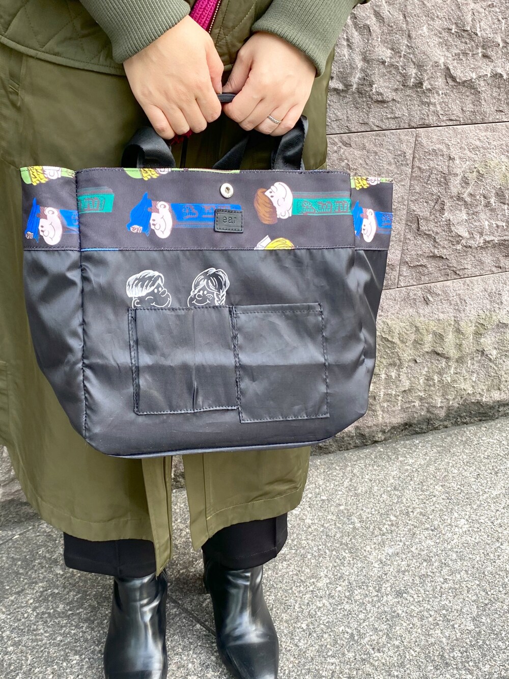 ブラック系のトートバッグ、グリーン系のノーカラーコート、ブラック系のブーツを着用したレディースの秋コーディネートの3枚目の写真