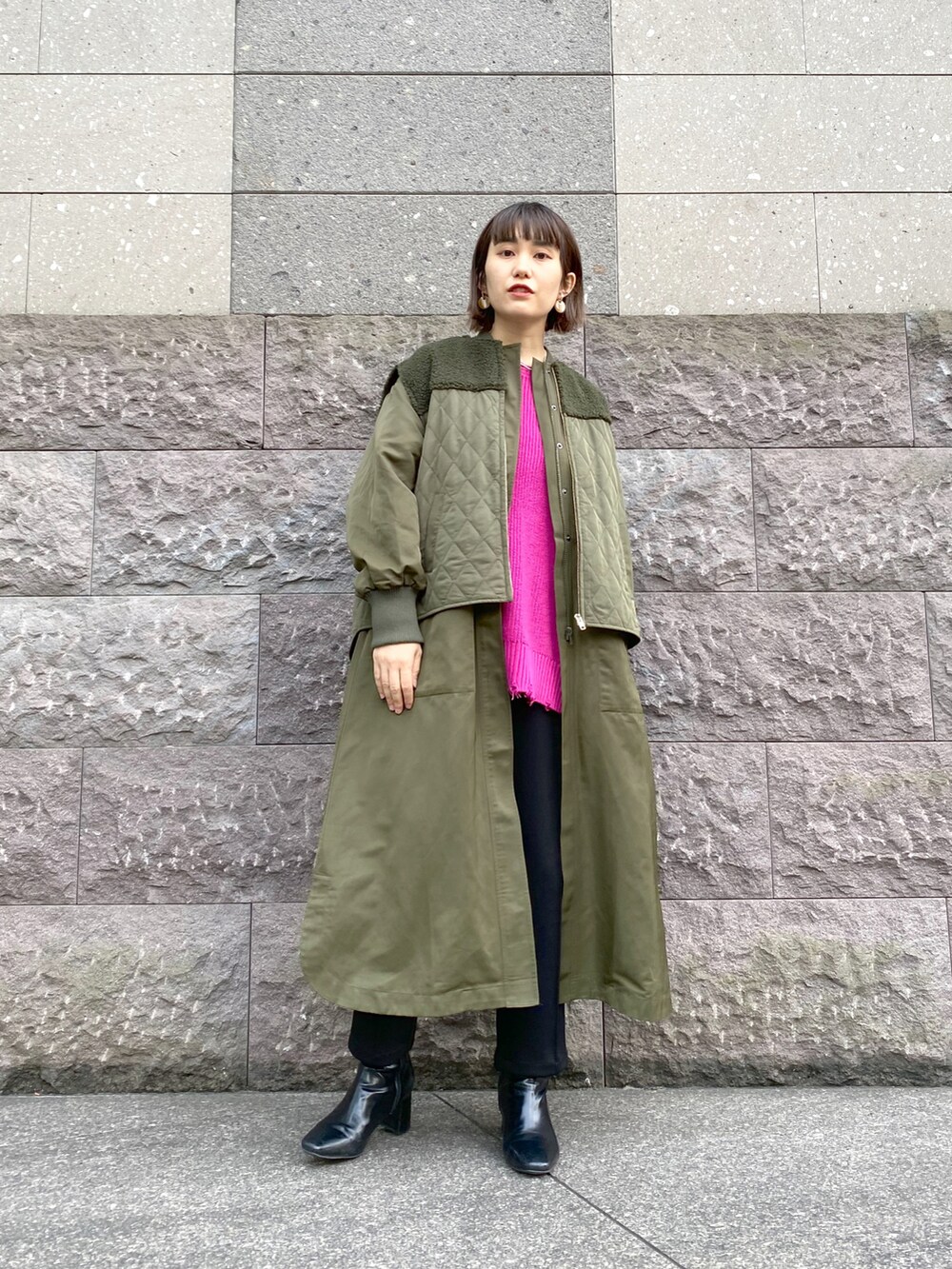 ブラック系のトートバッグ、グリーン系のノーカラーコート、ブラック系のブーツを着用したレディースの秋コーディネートの4枚目の写真
