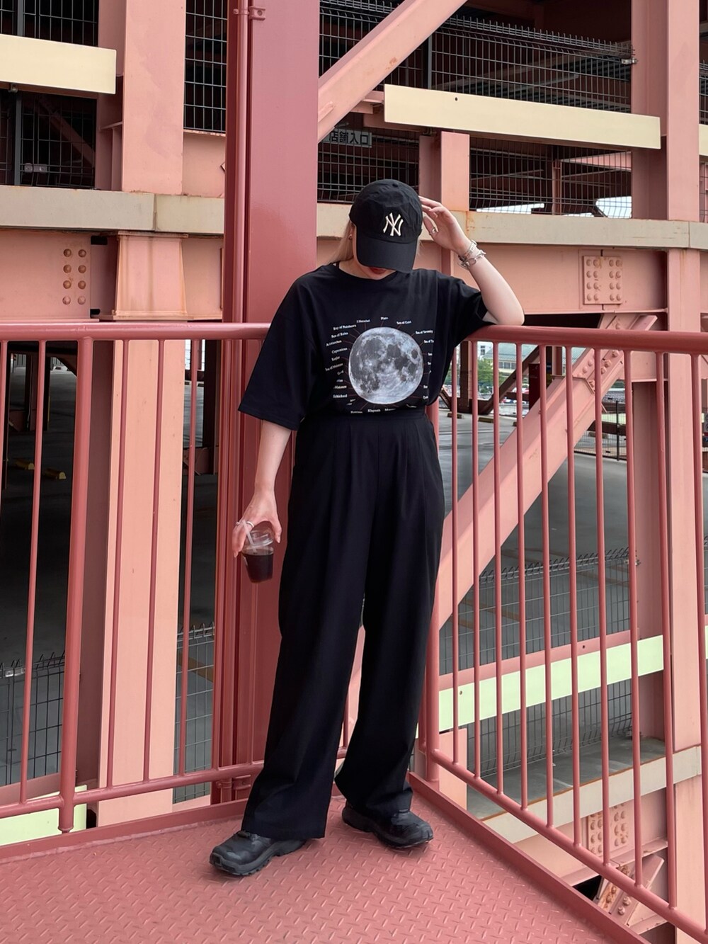 ブラック系のTシャツ/カットソー、ブラック系のスニーカーを着用したレディースの夏コーディネートの2枚目の写真