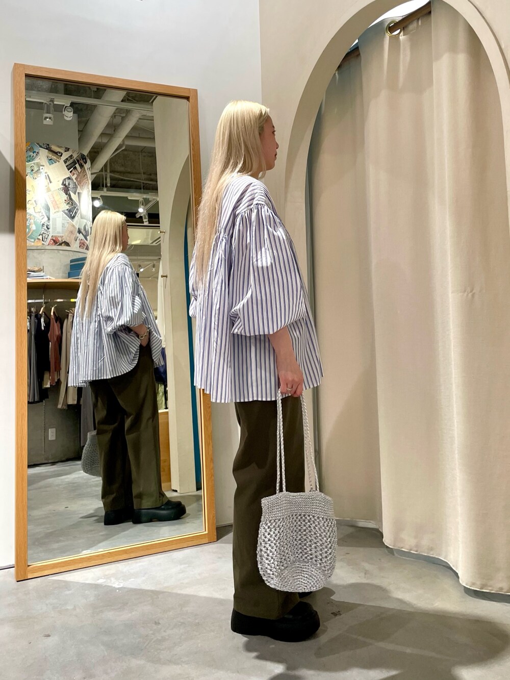 ブルー系のシャツ/ブラウス、グリーン系のチノパンツを着用したレディースの春コーディネートの4枚目の写真