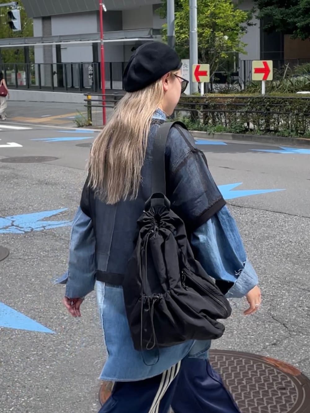 ブラック系のTシャツ/カットソー、ブルー系のトップス、ブラック系のショルダーバッグを着用したレディースの秋コーディネートの6枚目の写真