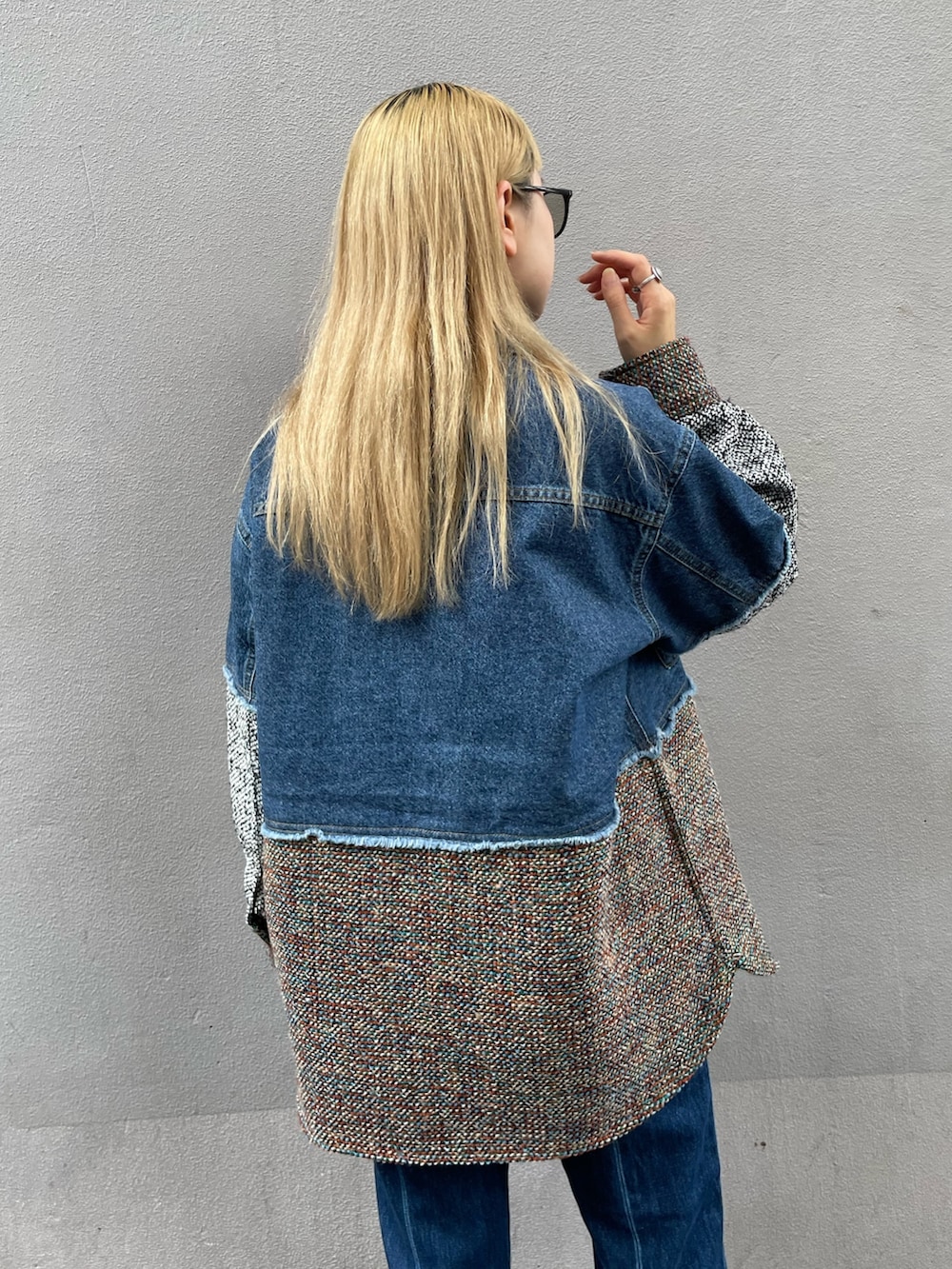 ブルー系のデニムジャケット、ブルー系のデニムパンツ、パープル系のショルダーバッグを着用したレディースの秋コーディネートの6枚目の写真