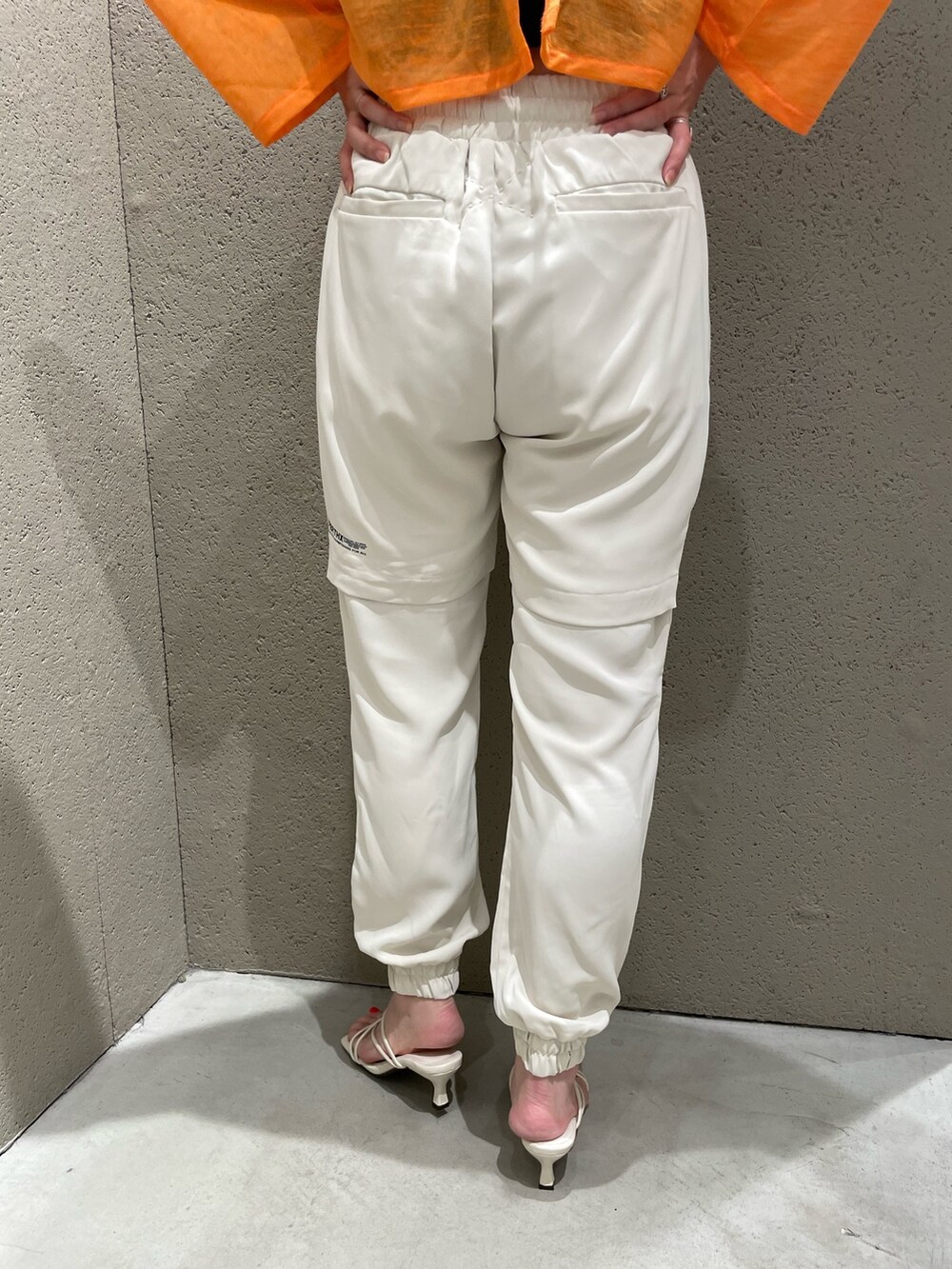 オレンジ系のカーディガン/ボレロ、ホワイト系のその他パンツ、ホワイト系のサンダルを着用したレディースの夏コーディネートの5枚目の写真