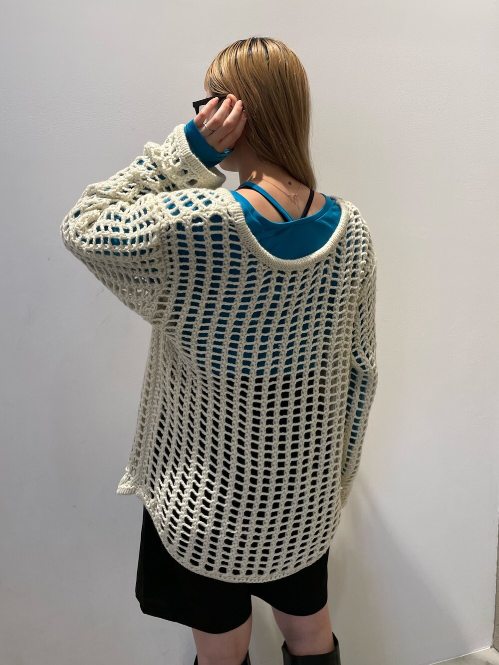 ホワイト系のカーディガン/ボレロ、ブルー系のTシャツ/カットソー、ブラック系のその他パンツを着用したレディースの秋コーディネートの3枚目の写真