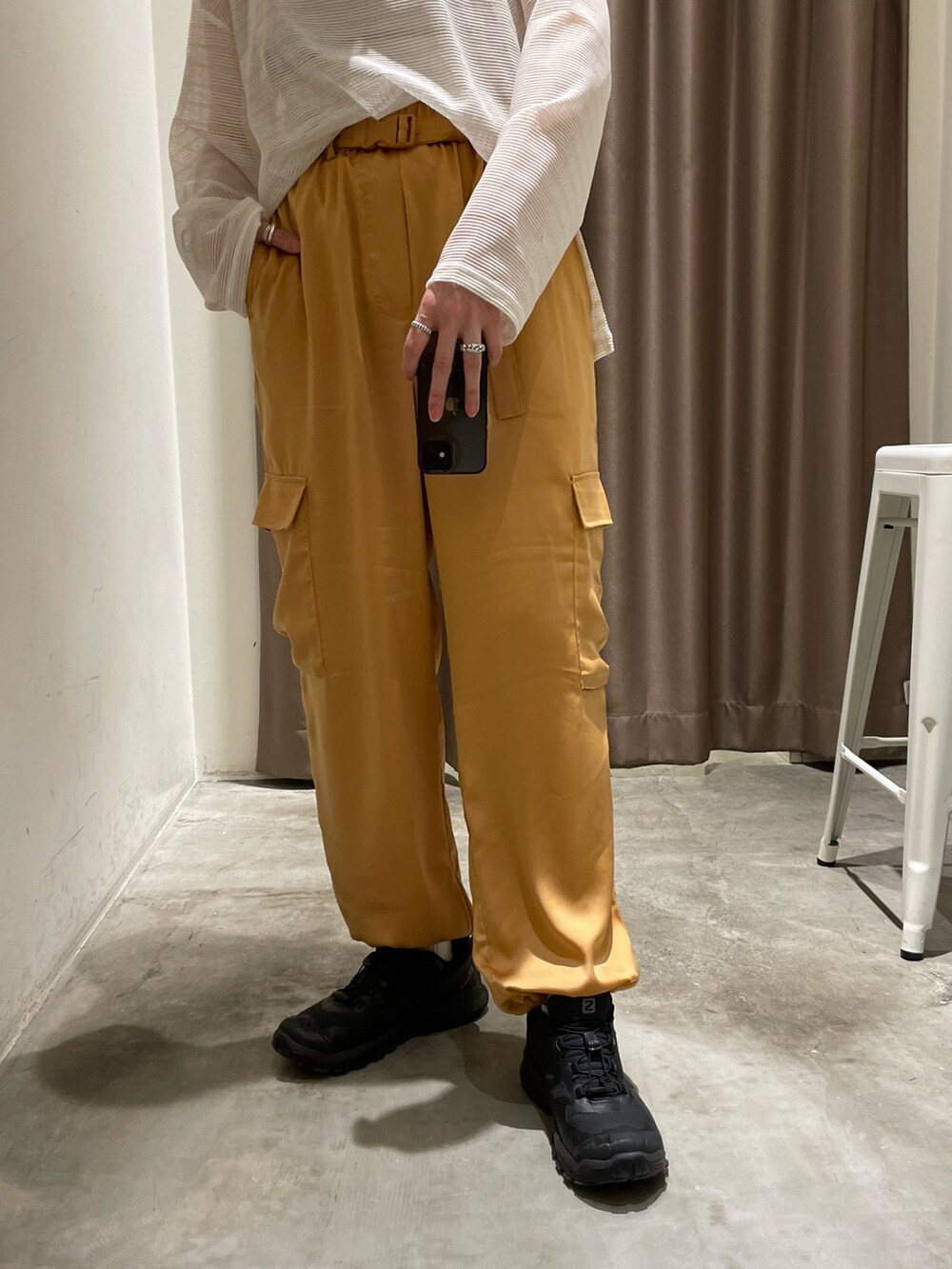 ホワイト系のTシャツ/カットソー、ブラック系のカーゴパンツを着用したレディースの春コーディネートの5枚目の写真