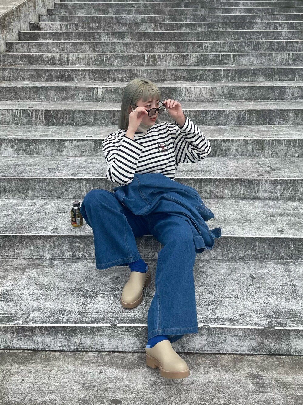 ブルー系のデニムパンツ、ブルー系のデニムジャケットを着用したレディースの春コーディネートの2枚目の写真