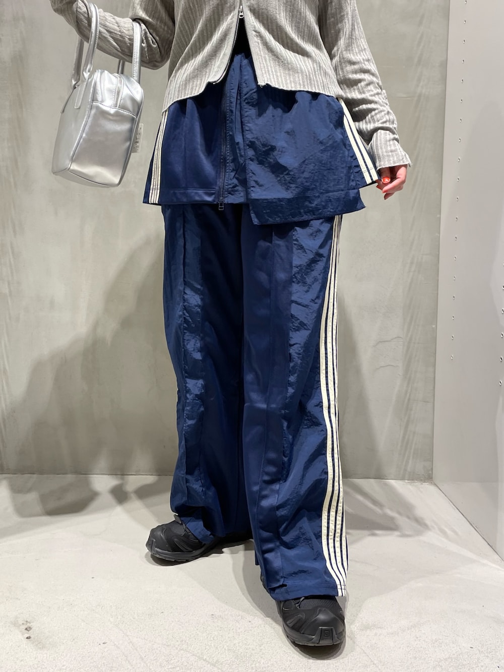 グレー系のカーディガン/ボレロ、ブルー系のスカート、ブルー系のスウェットパンツを着用したレディースの秋コーディネートの5枚目の写真