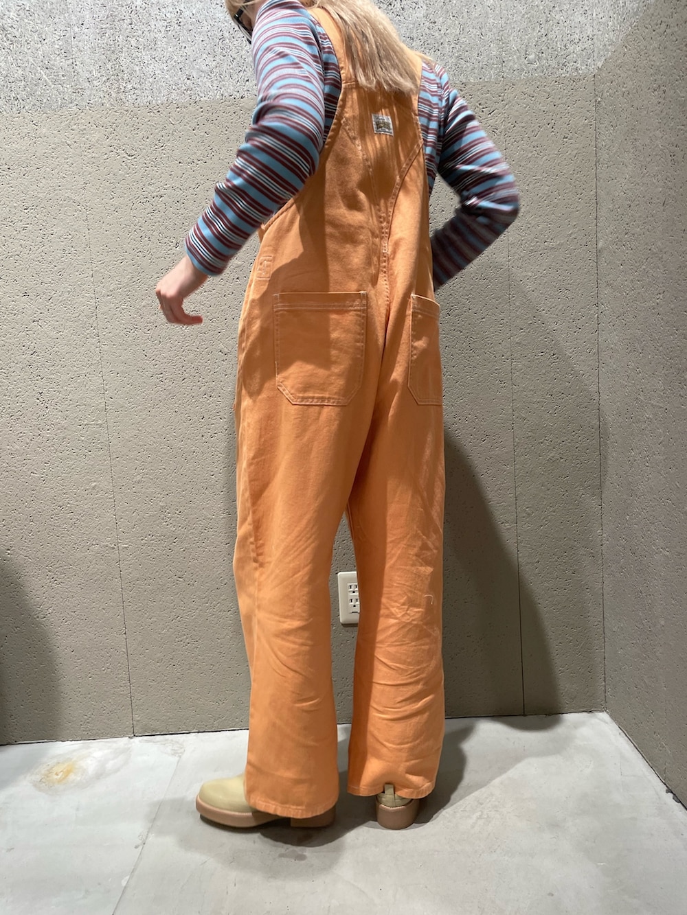 オレンジ系のデニムジャケット、オレンジ系のサロペット/オーバーオール、ブルー系のワンピースを着用したレディースの秋コーディネートの5枚目の写真