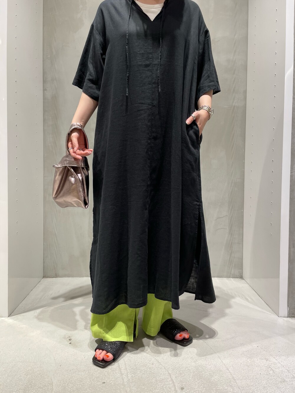 ブラック系のワンピース/ドレス、その他のトートバッグ、グリーン系のパンツを着用したレディースの夏コーディネートの6枚目の写真